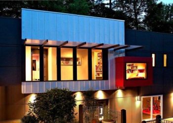 Creative-Living-Space-above-the-Garage-of-a-Traditional-House